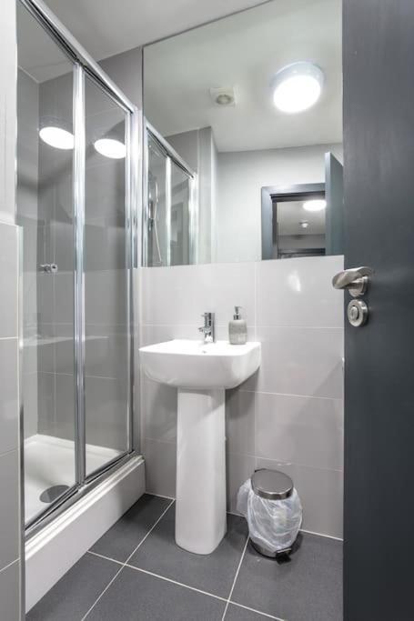 The V.I.P Suite - Sleeps 24! Best For Large Groups Liverpool Kültér fotó