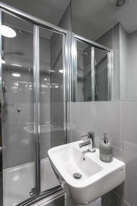 The V.I.P Suite - Sleeps 24! Best For Large Groups Liverpool Kültér fotó
